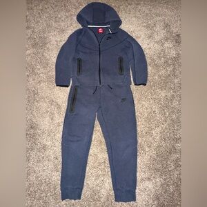 Boys Nike Tech brand. Dark Blue Hooded 2pc sweatsuit. Size medium